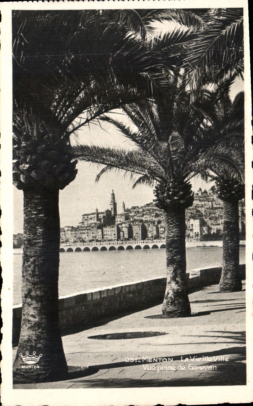 CPA Menton La Vieille Ville vue prise de Garavan 