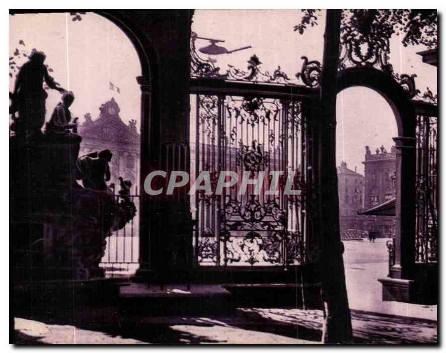 Nancy - La Ville aux Portes d'Or — Fontaine d'Amphitrite et Place Stanislas — éditeur non visible