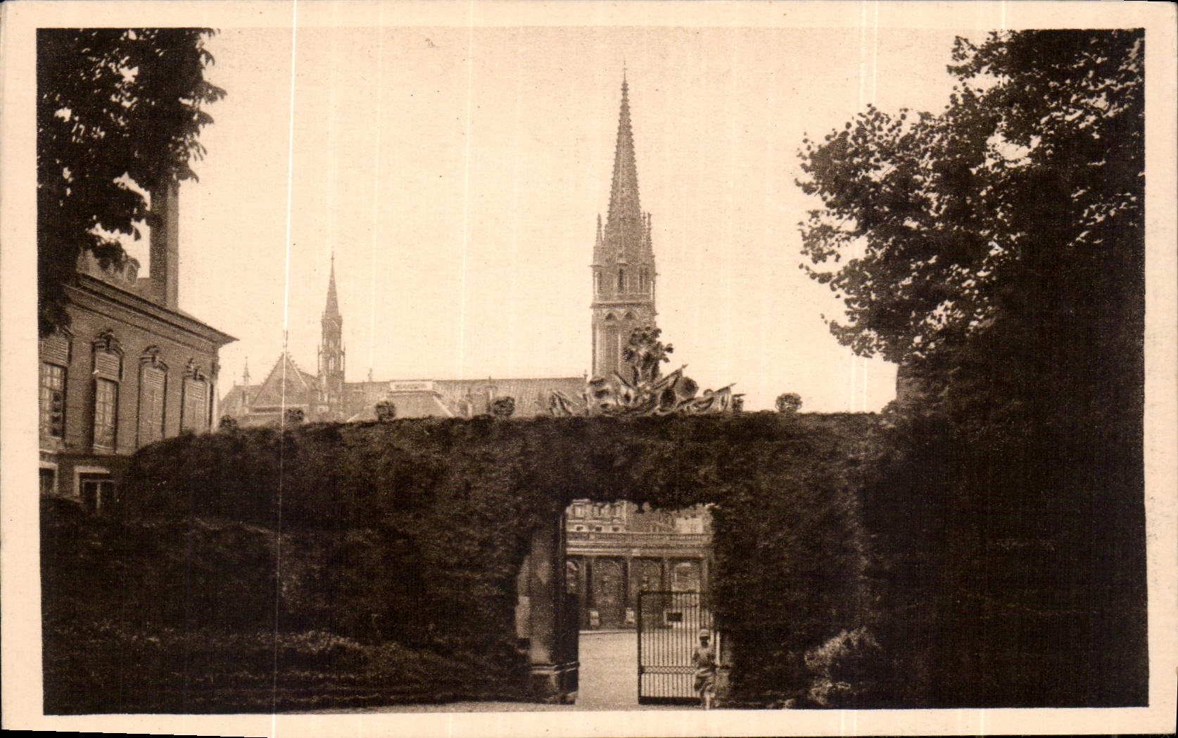 CPA Nancy la Ville aux Portes d'Or Une entree de la Pepiniere et la Basilique Saint Epvre 