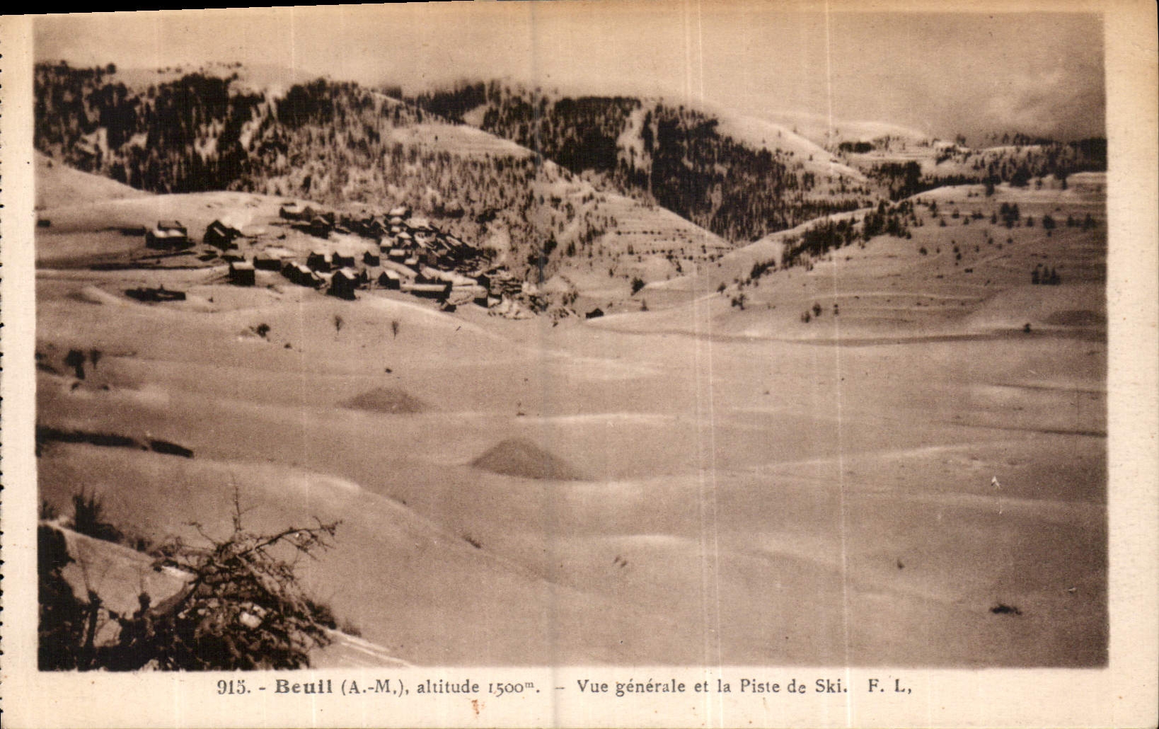 CPA Beuil A M vue generale et la Piste de Ski 