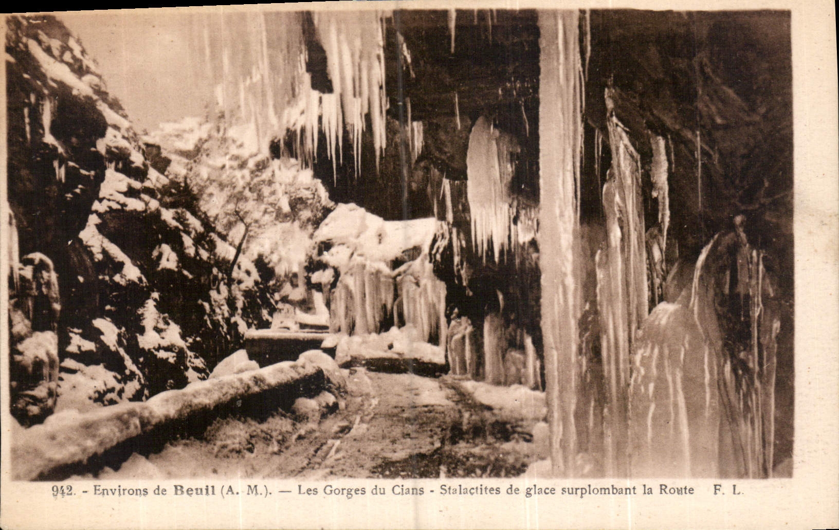 CPA Environs de Beuil A M les Gorges du Cians Stalactites de Glace Surplombant la Route 