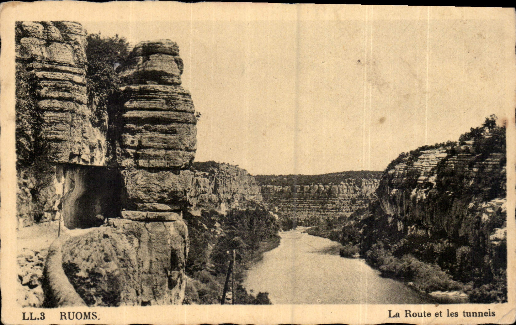 CPA Ruoms la Route et les tunnels 