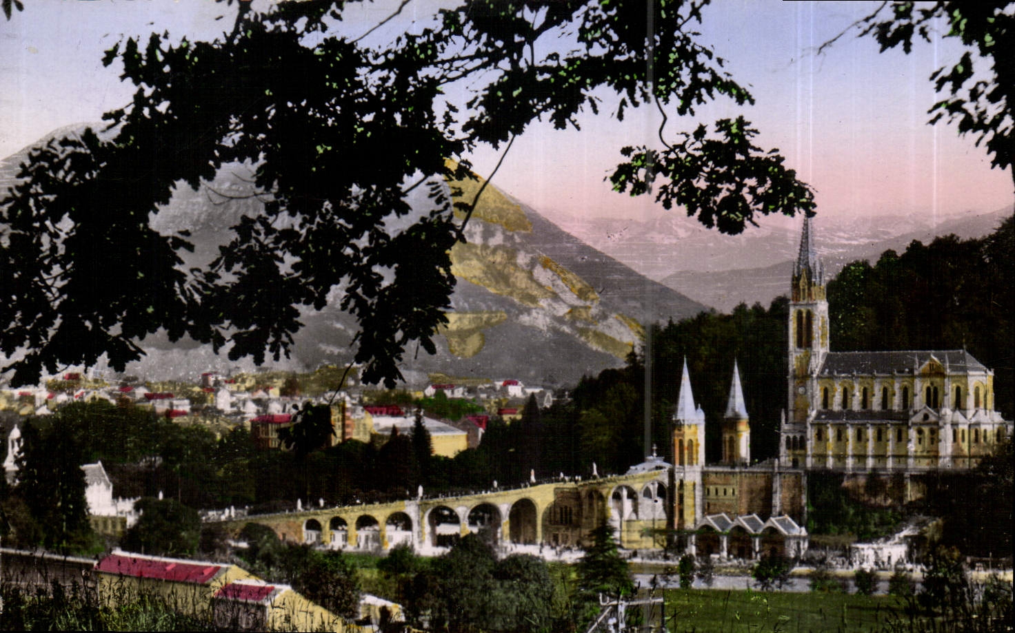 CPA Lourdes la Basilique et le Pic Jer 