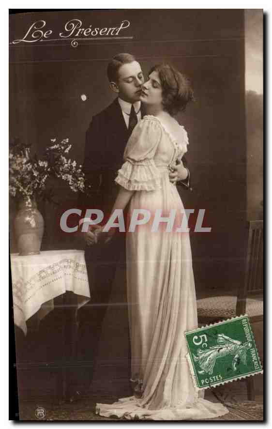Couple en étreinte — studio — Le Présent, n°6