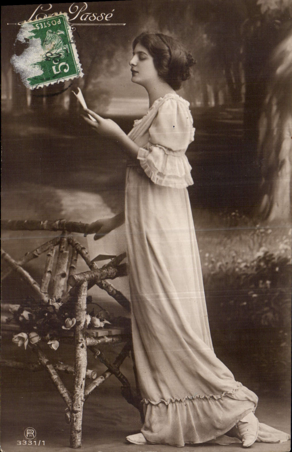 Junge Frau in langer Robe — Garten-Szene — Verlag Lassé, Nr. 3331/1