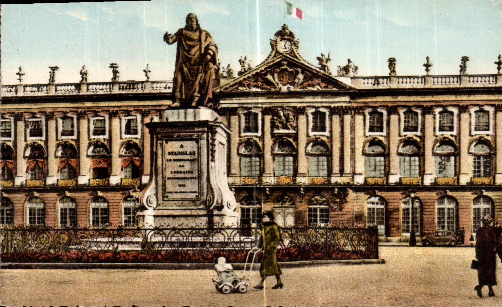 CPA Nancy Place et Statue de Stanislas l'hotel de Ville 