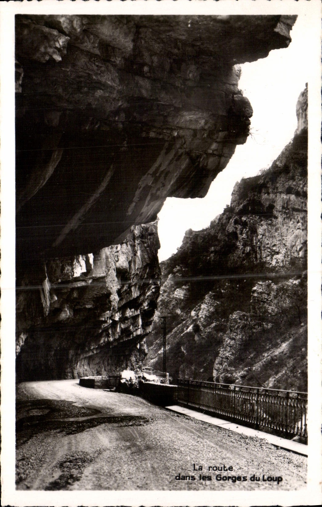 CPA La route dans les Gorges du Loup 