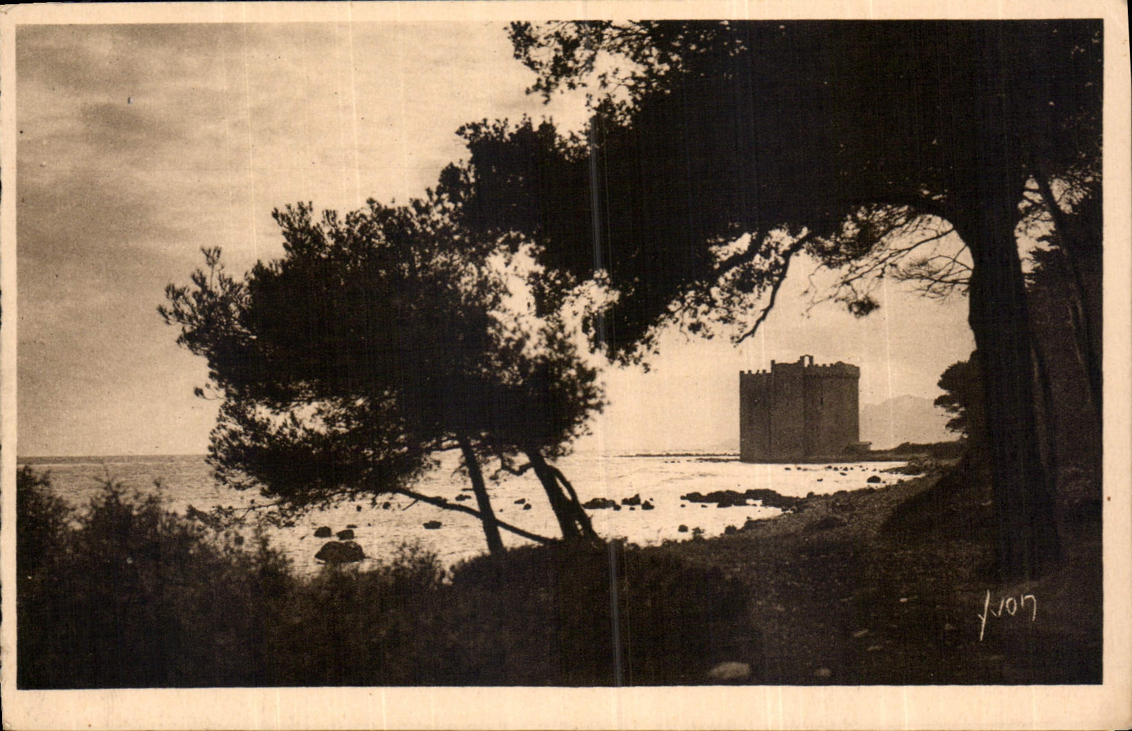 CPA Cote d'Azur Cannes Alpes Maritimes Iles de Lerins Anciene Monastere fortifie de Saint Honorat 