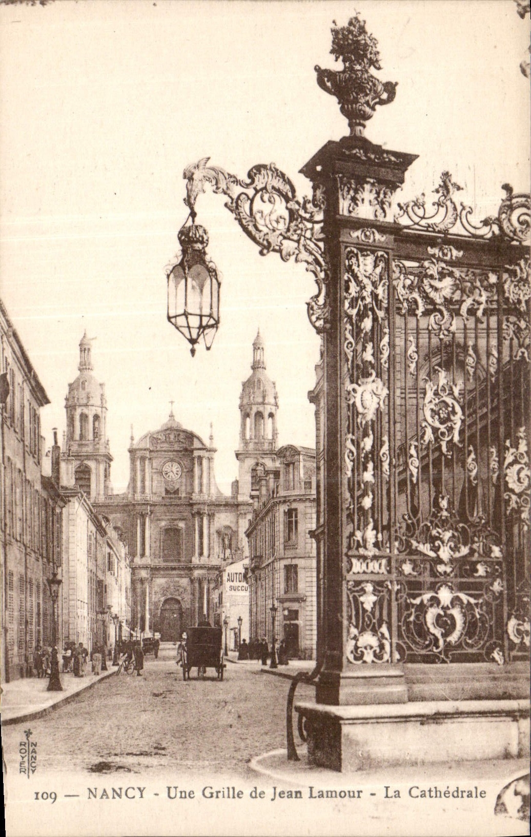 CPA Nancy une Grille de Jean Lamour la Cathedrale 