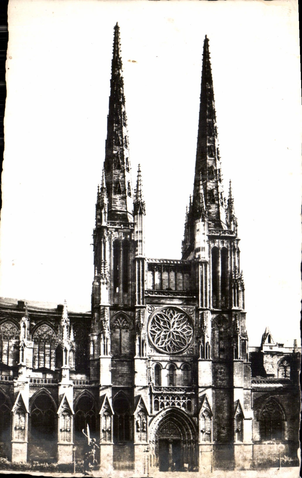CPA Bordeaux les Fleches de la Cathedrale Siant Andre 