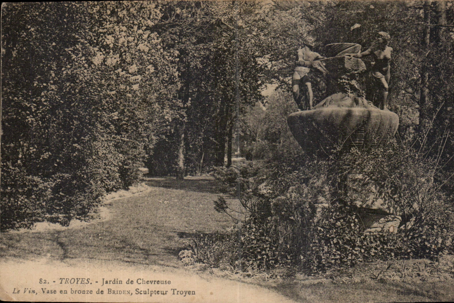Troyes - Jardin de Chevreuse - Der Wein, Bronzevase von Briden, Trierer Bildhauer