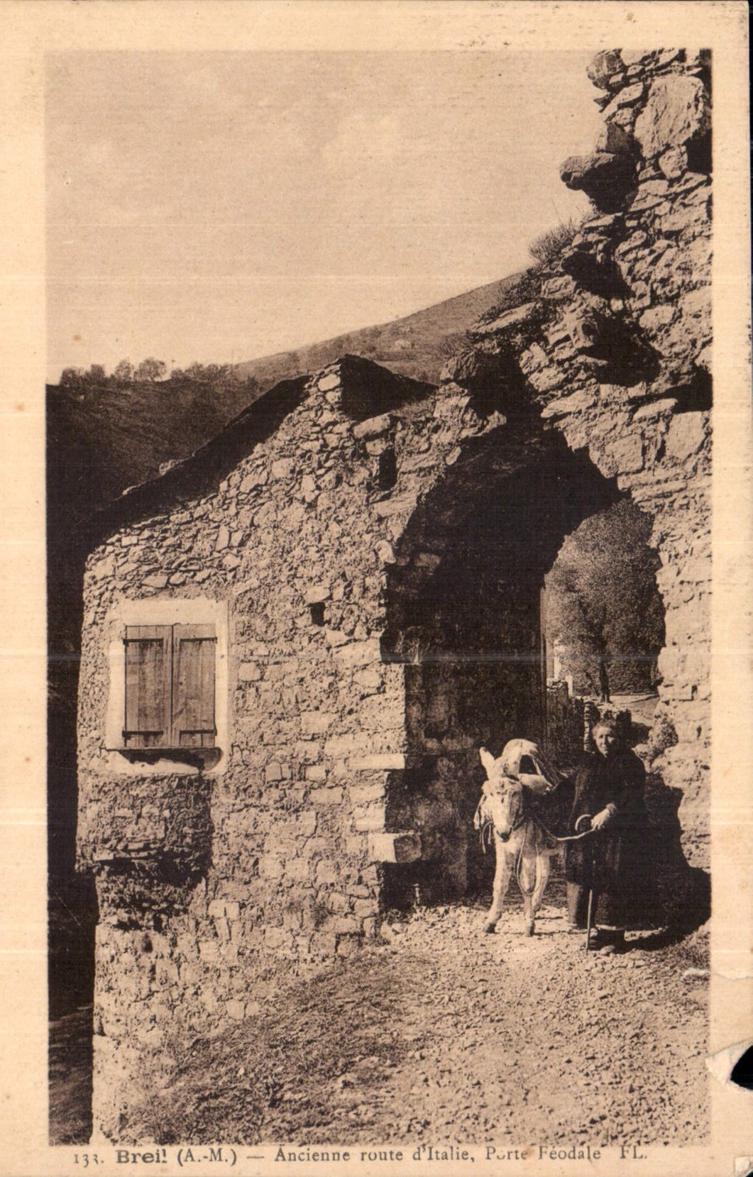 CPA Breil A M ancienne route d'Italie porte feodale Ane Mule