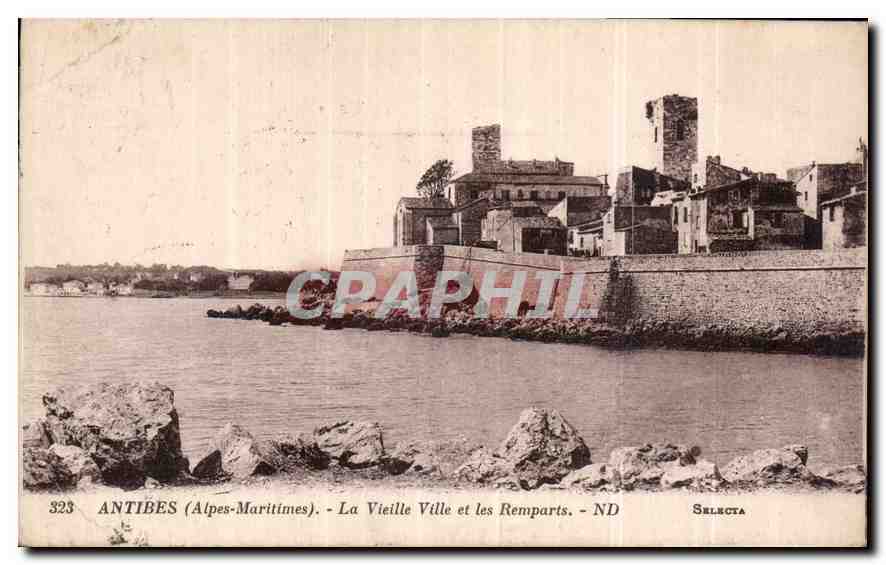 CPA Antibes Alpes Maritimes la Vieille ville et les Remparts 