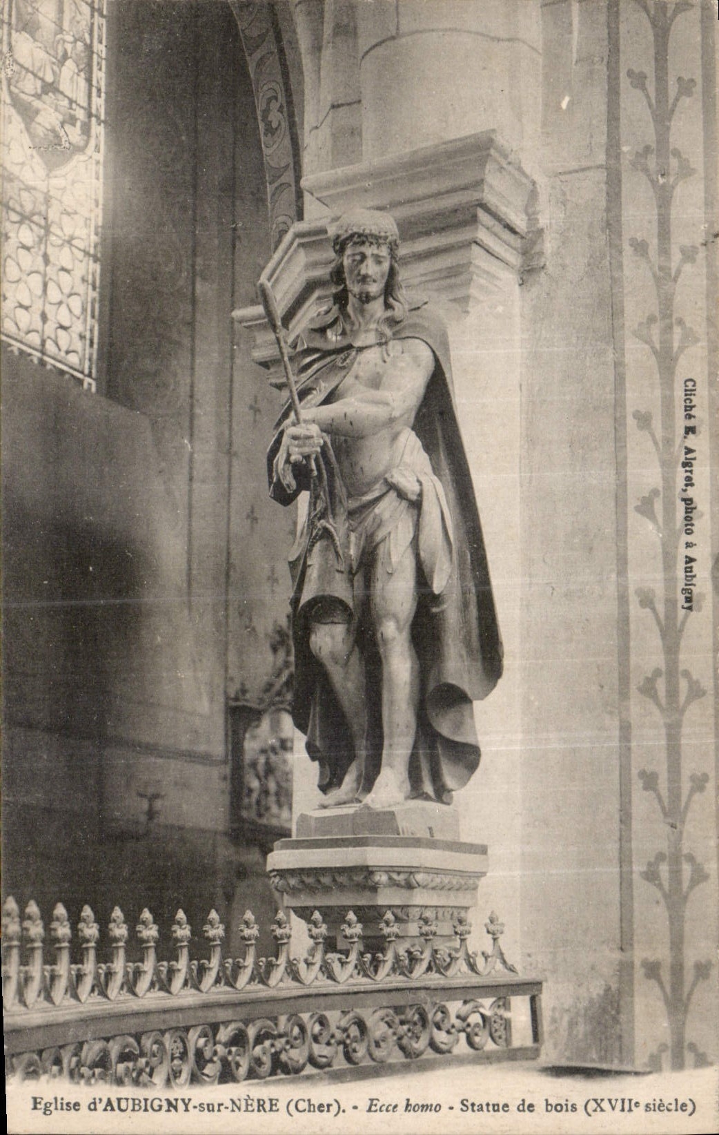 Église d'Aubigny-sur-Nère (Cher) — Ecce homo — Statue de bois (XVIIe siècle) — Cliché R. Algron, photo à Aubigny