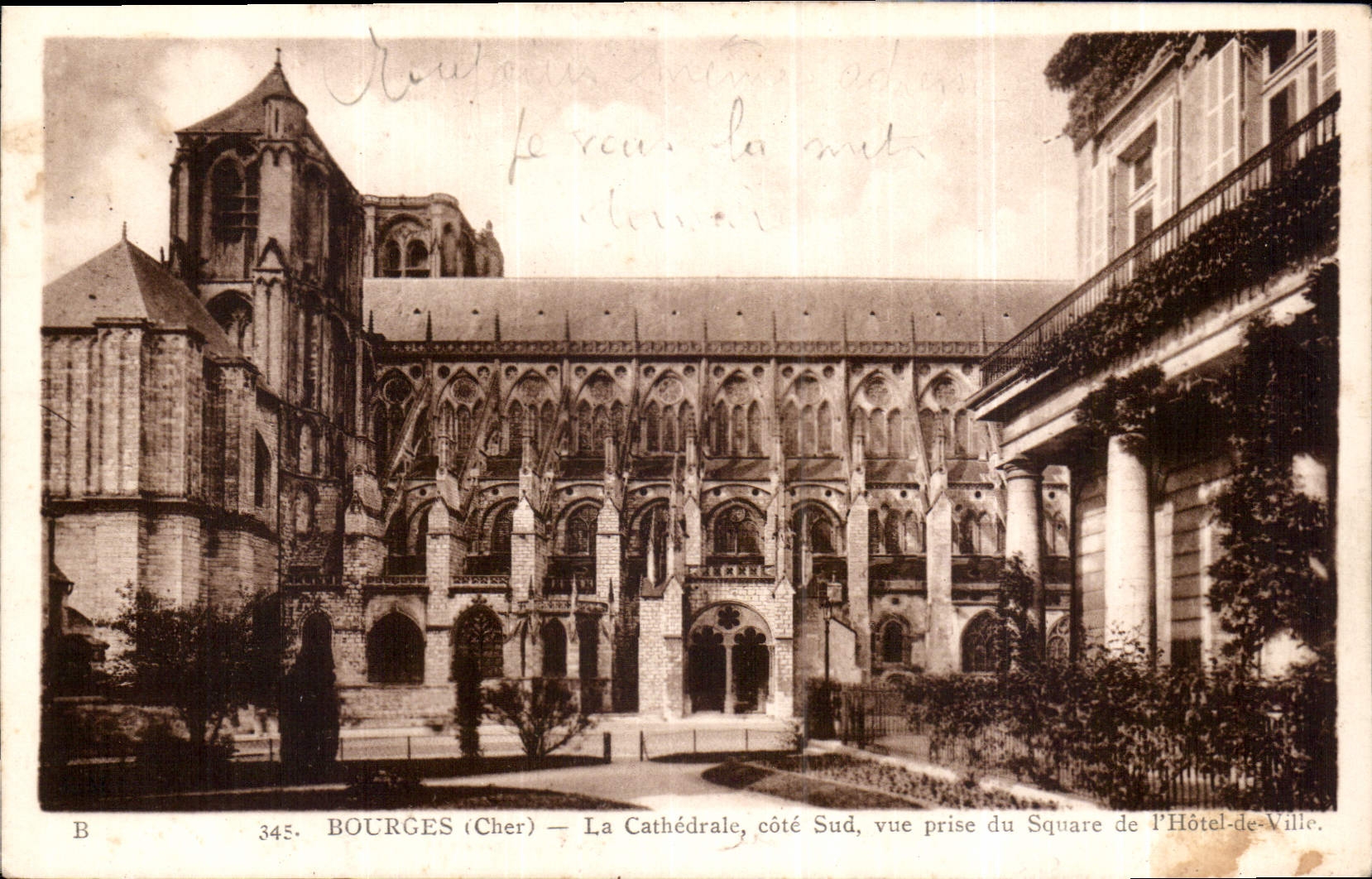 CPA Bourges Cher La Cathedrale cote sud vue prise du Square de l'Hotel de Ville 