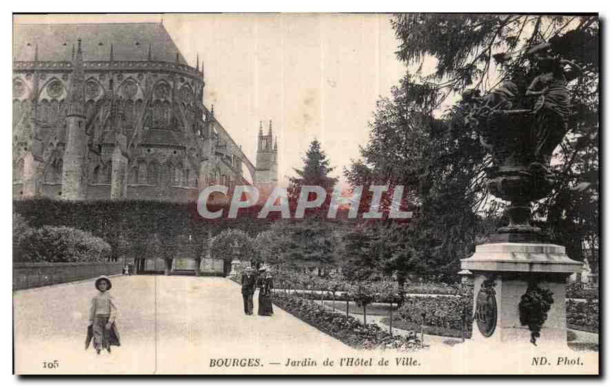 CPA Bourges Jardin de l'Hotel de Ville 
