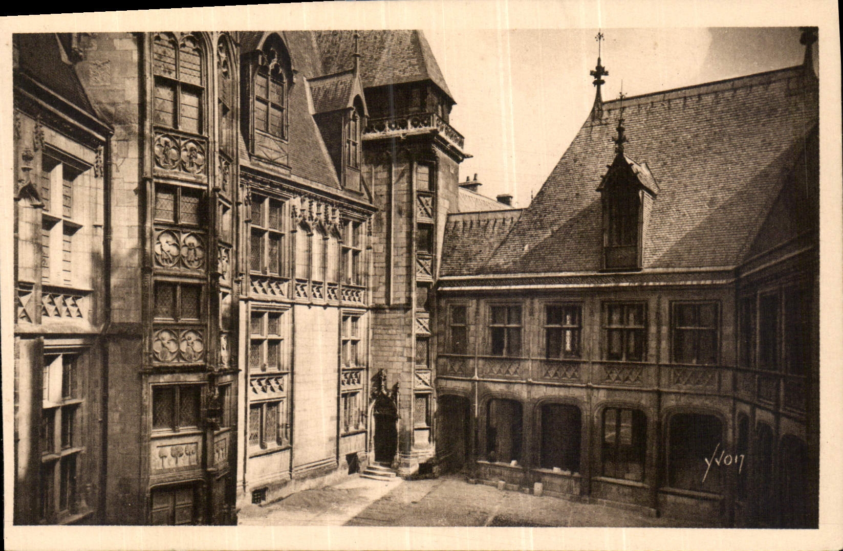 Bourges (Cher) — Hôtel de Jacques Cœur — La Cour — Éditions d'Art YVON, Paris