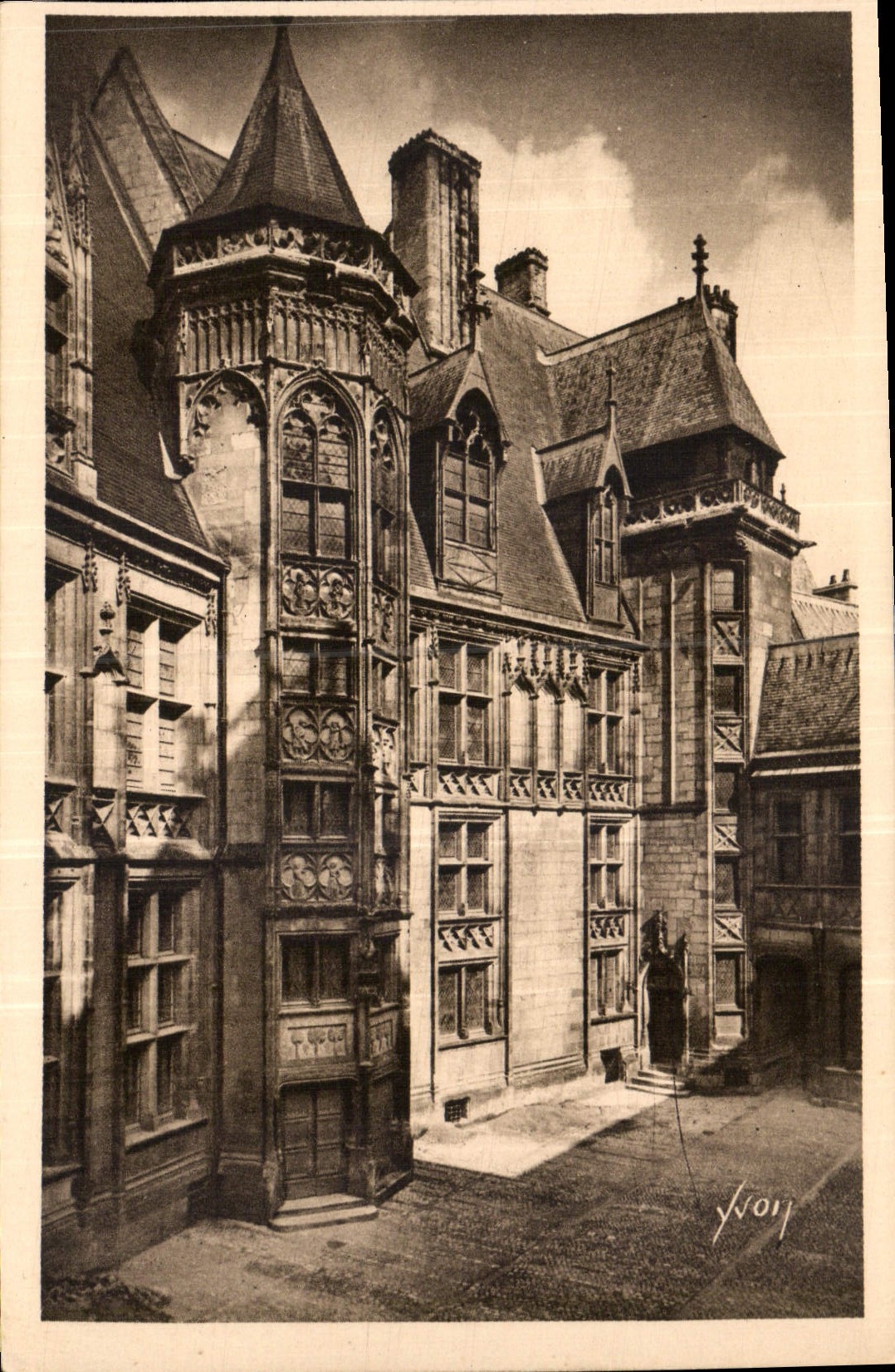 CPA La Douce France Bourges Cher Hotel de Jacques Coeur la Cour 
