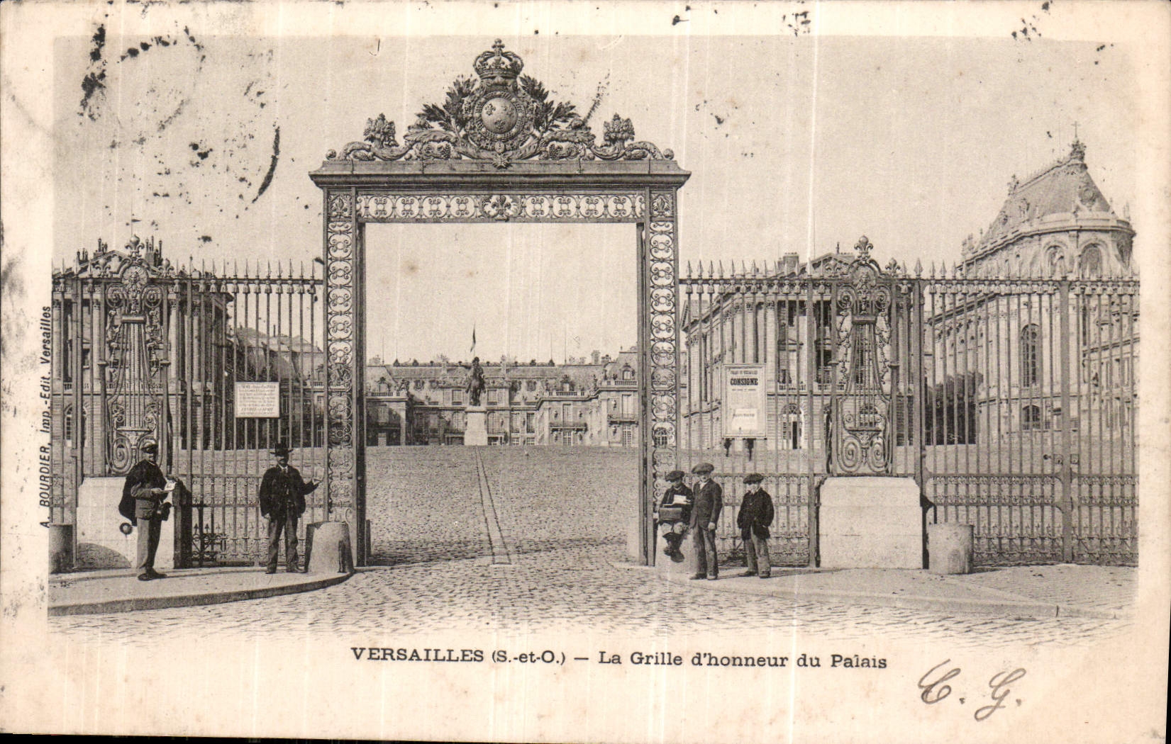 CPA Versailles S et O la Grille d'honneur du Palais 