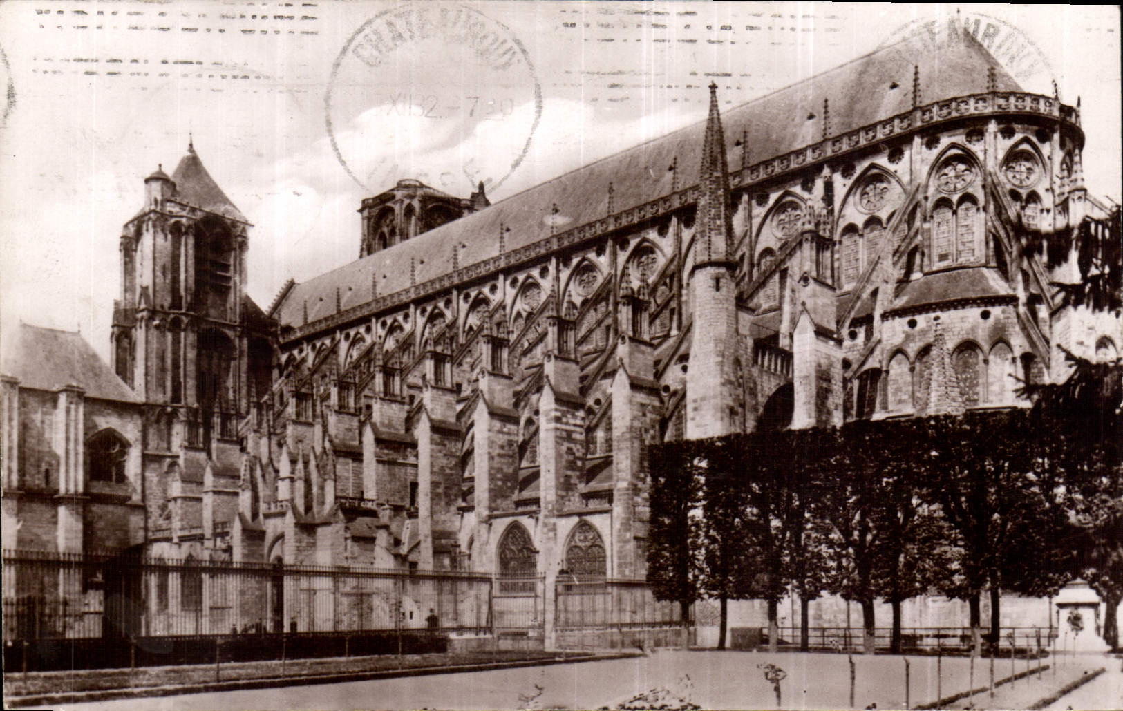 CPA Bourges La Cathedrale vue prise du jardin de l'Hotel de Ville 