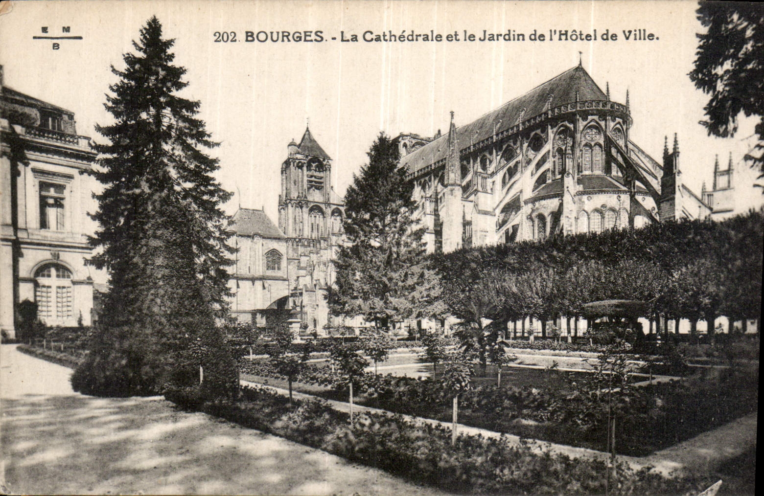 CPA Bourges La Cathedrale et le Jardin de l'Hotel de Ville 