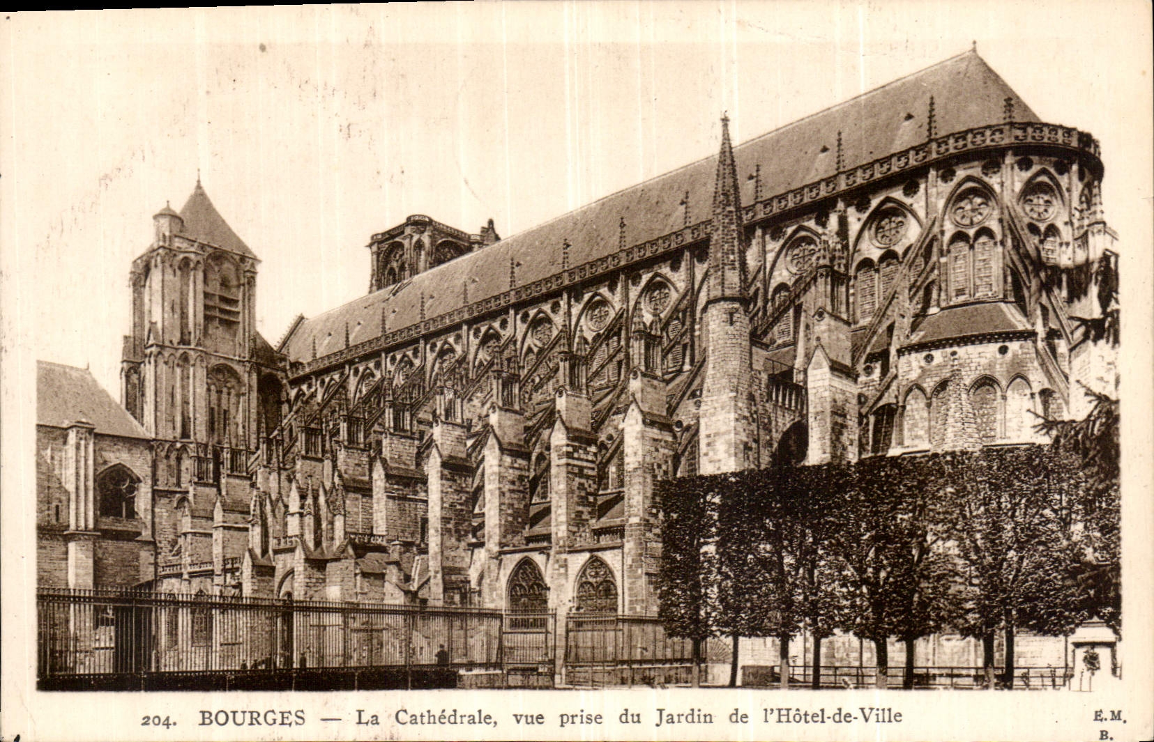 CPA Bourges La Cathedrale vue prise du Jardin de l'Hotel de Ville 
