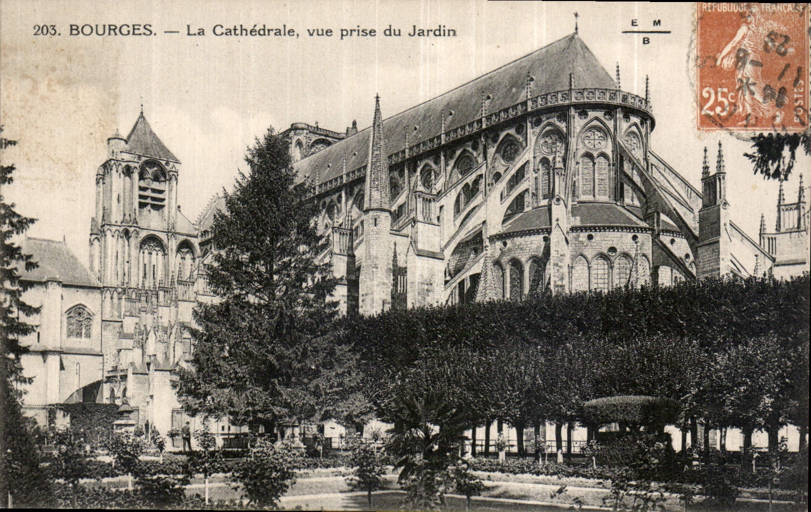 CPA Bourges La Cathedrale vue prise du Jardin 