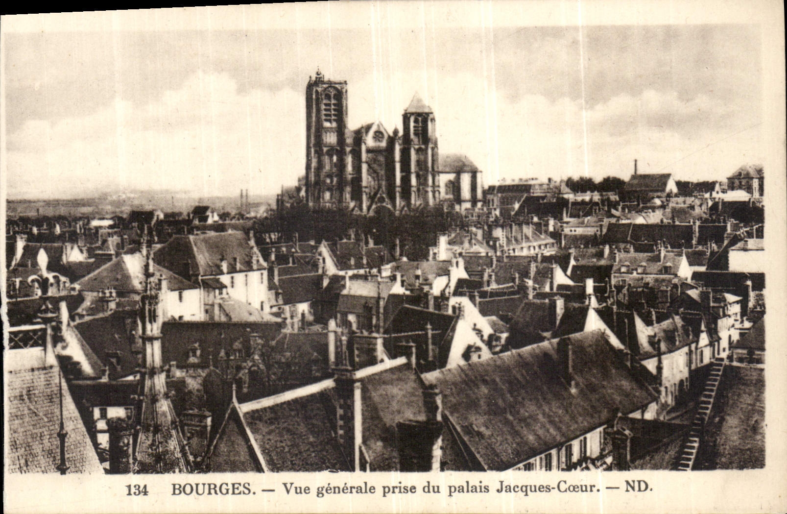 CPA Bourges vue generale prise du palais Jacques Coeur 