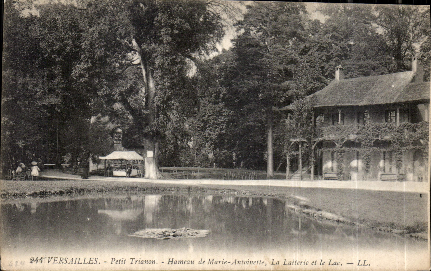 CPA Versailles petit Trianon Hameau de Marie Antoinette la Laiterie et le Lac 