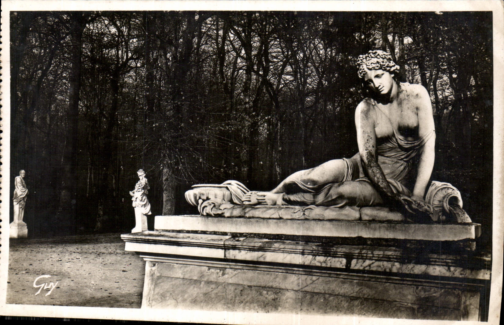 CPA Versailles La Nymphe a la Coquille 