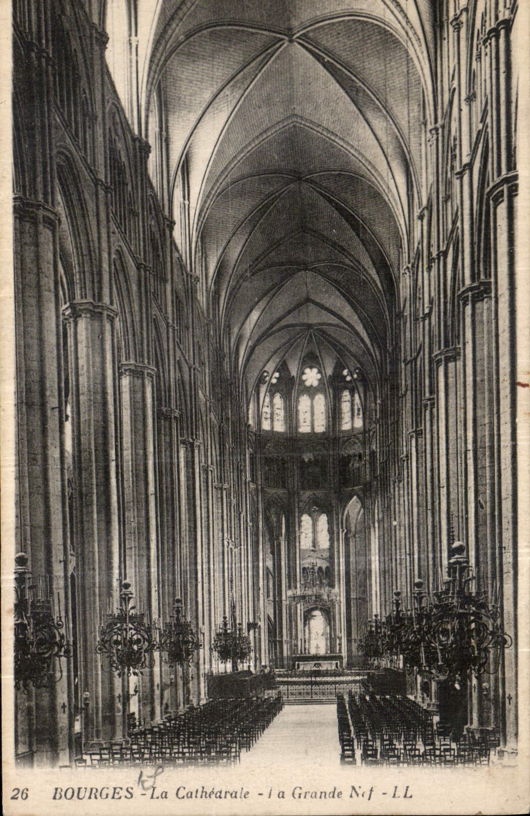 CPA Bourges la Cathedrale la Grande Nef 