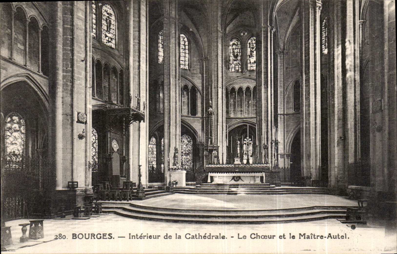 Bourges — Intérieur de la Cathédrale — Le Chœur et le Maître-Autel
