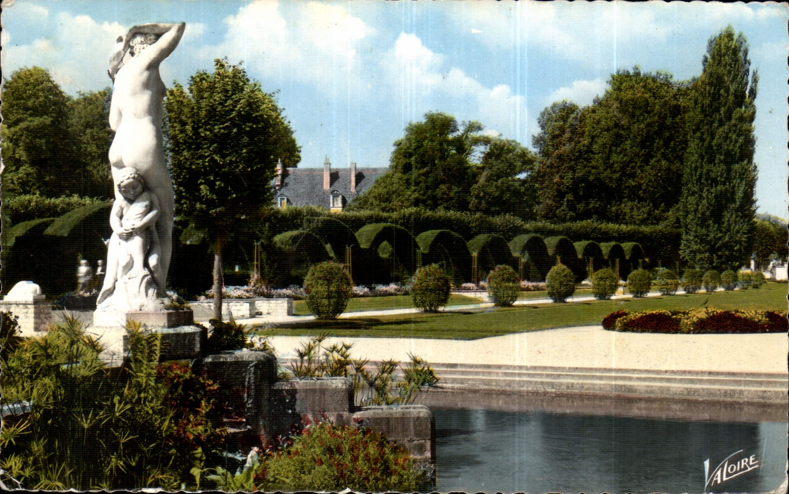 CPA Merveilles du Berry Bourges Cher le jardin des Pres Fichaux le bassin au cadran solaire et le ta
