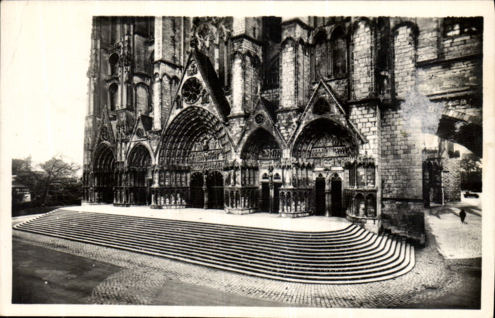 CPA Bourges Cher le Parvis et les portails de la Cathedrale 