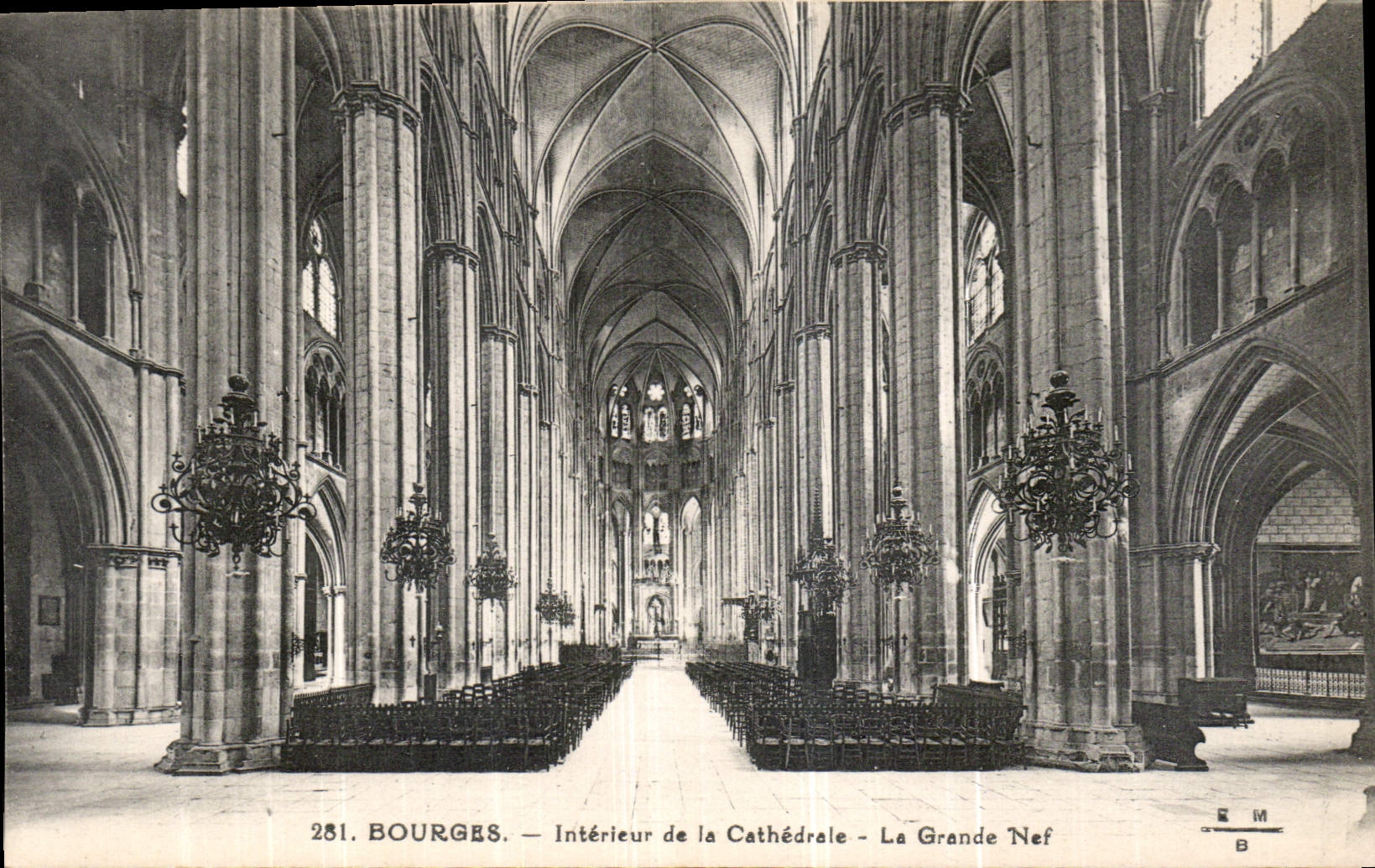 CPA Bourges interieur de la Cathedrale la grande Nef 