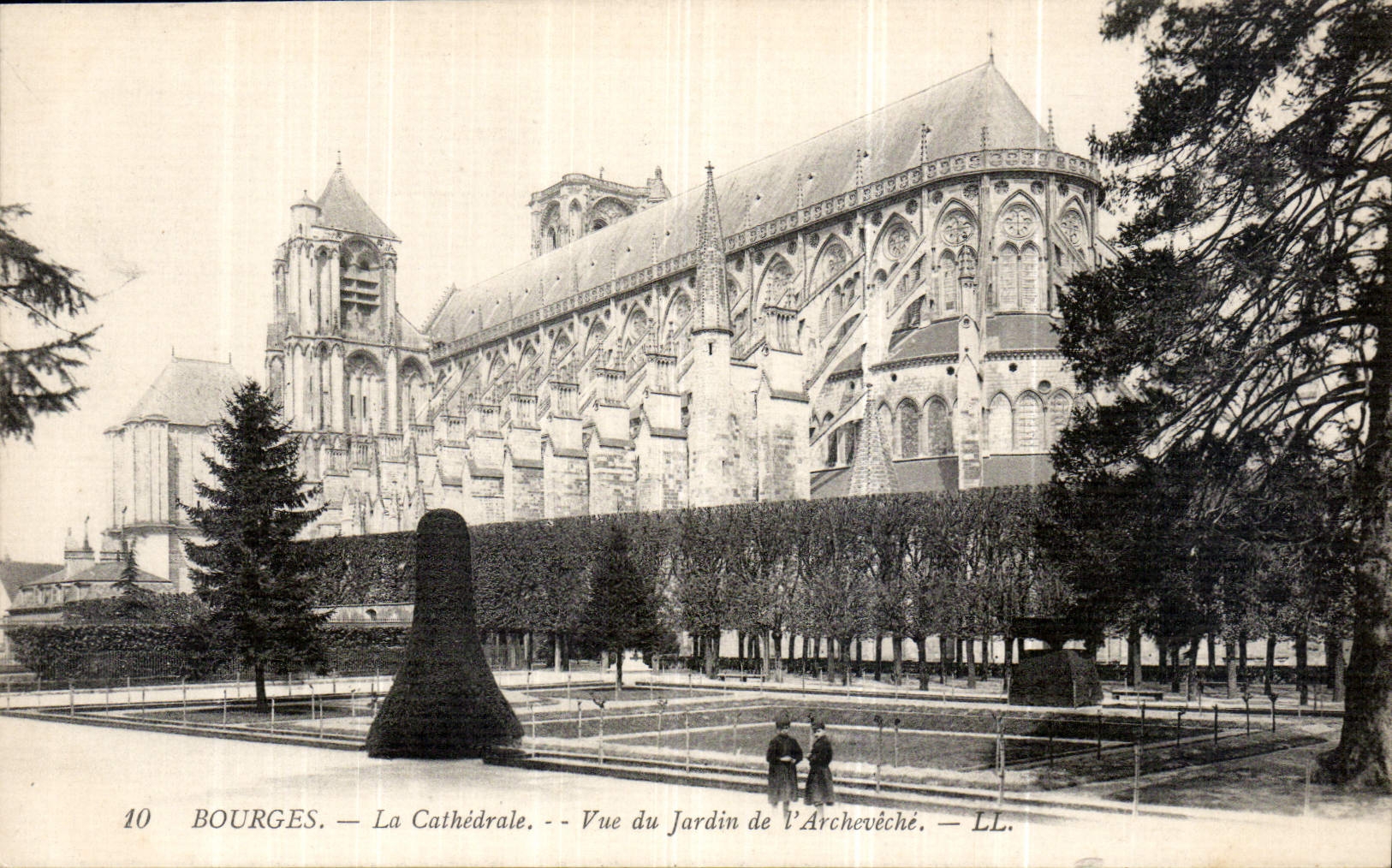 CPA Bourges la Cathedrale vue du Jardin de l'Archeveche 