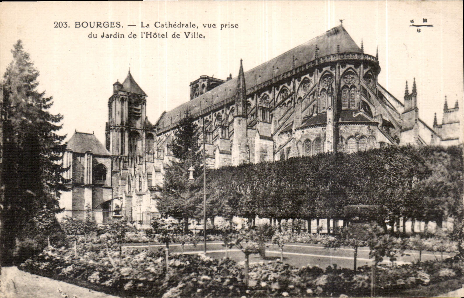 Bourges — La Cathédrale, vue prise du Jardin de l'Hôtel de Ville — E. Maquaire, édit. Bourges