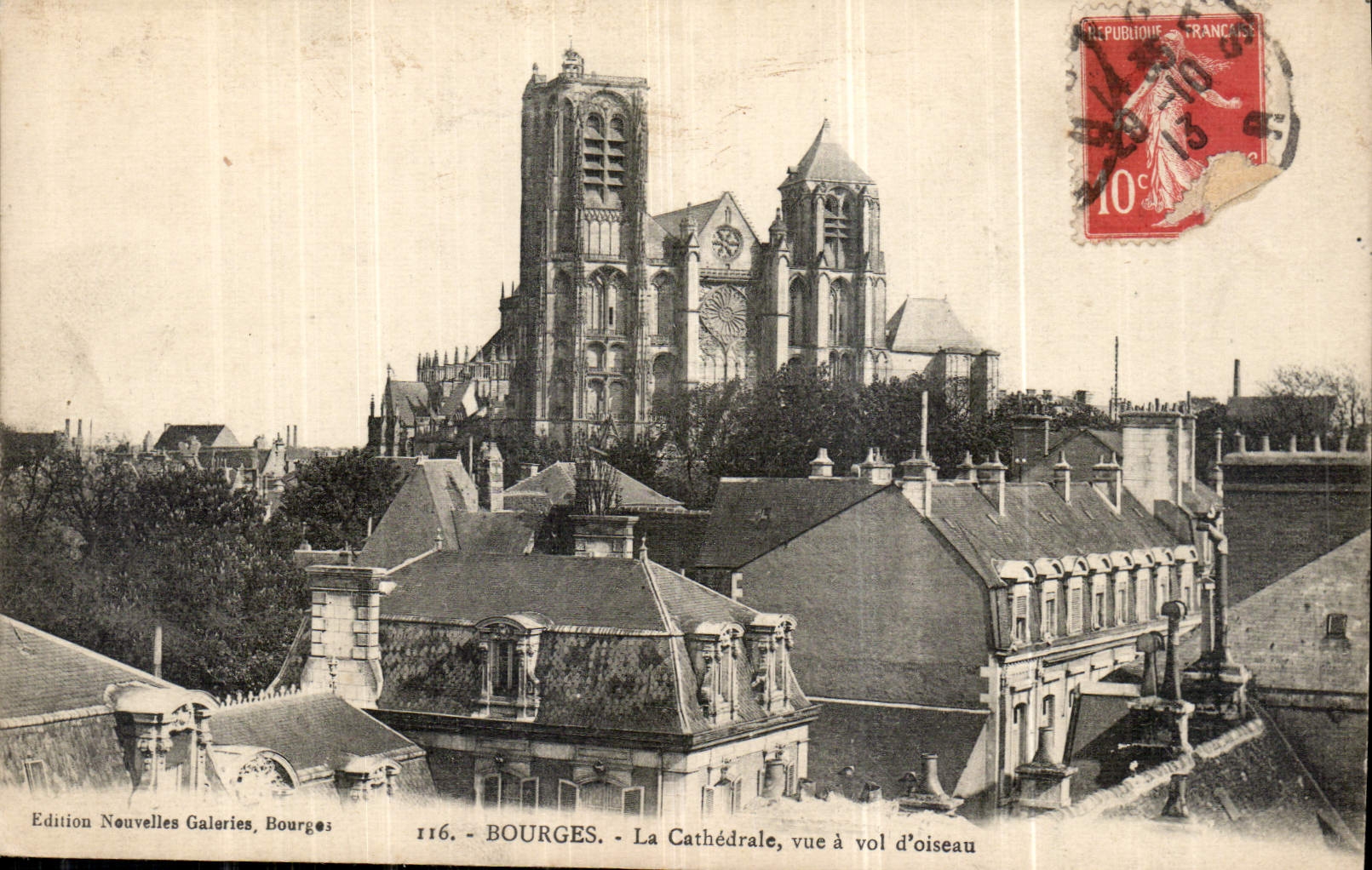CPA Bourges la Cathedrale vue a vol d'oiseau 