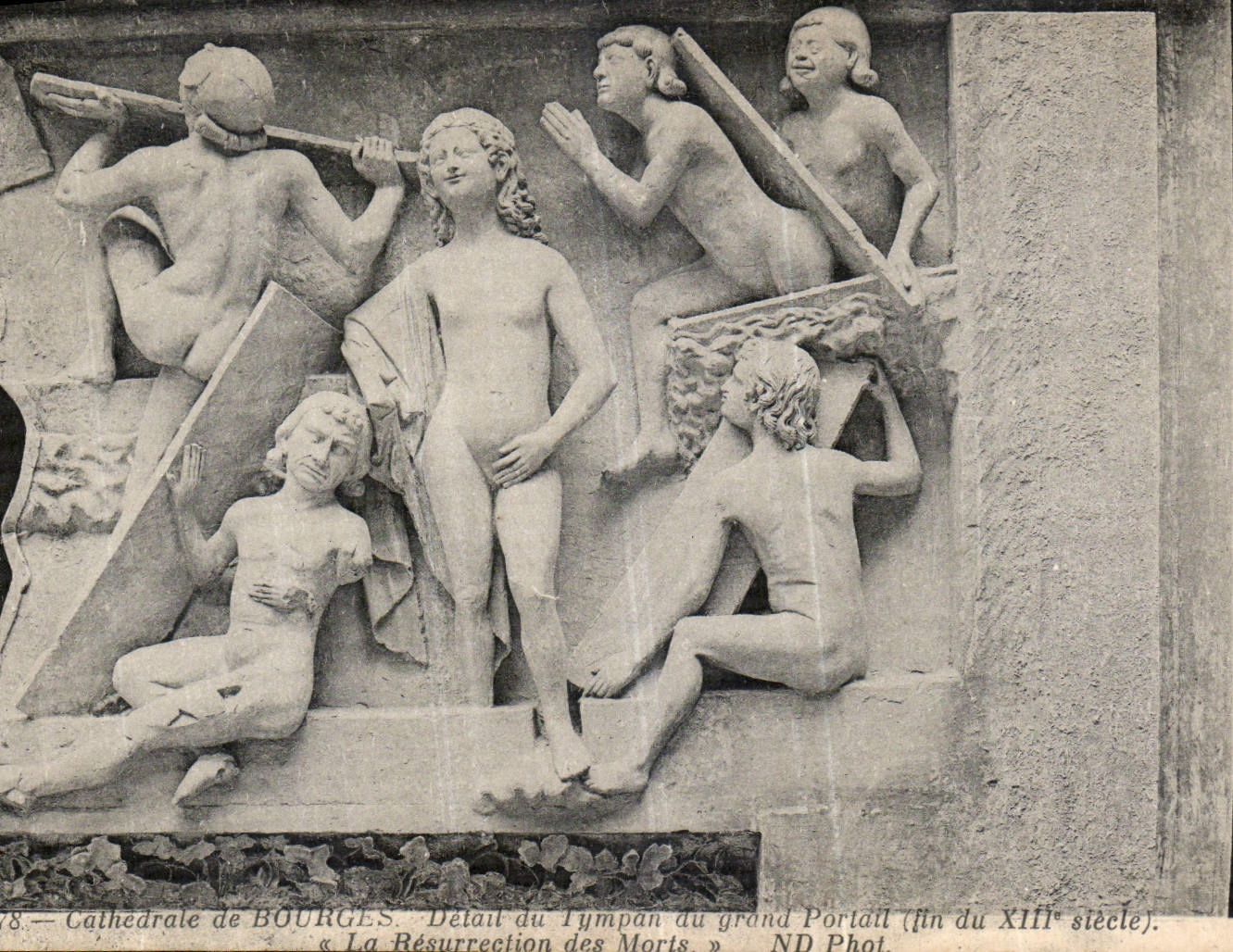 CPA Cathedrale de Bourges Detail du Tympan du grand Portail La Resurrection des Morts 