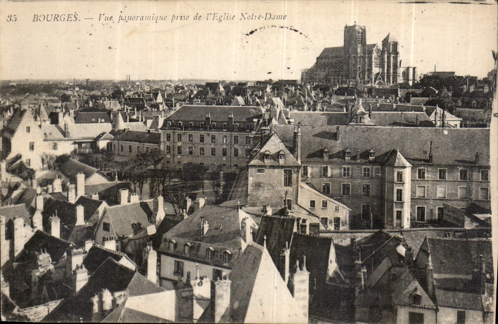 CPA Bourges Vue panoramique prise de l'Eglise Notre Dame 