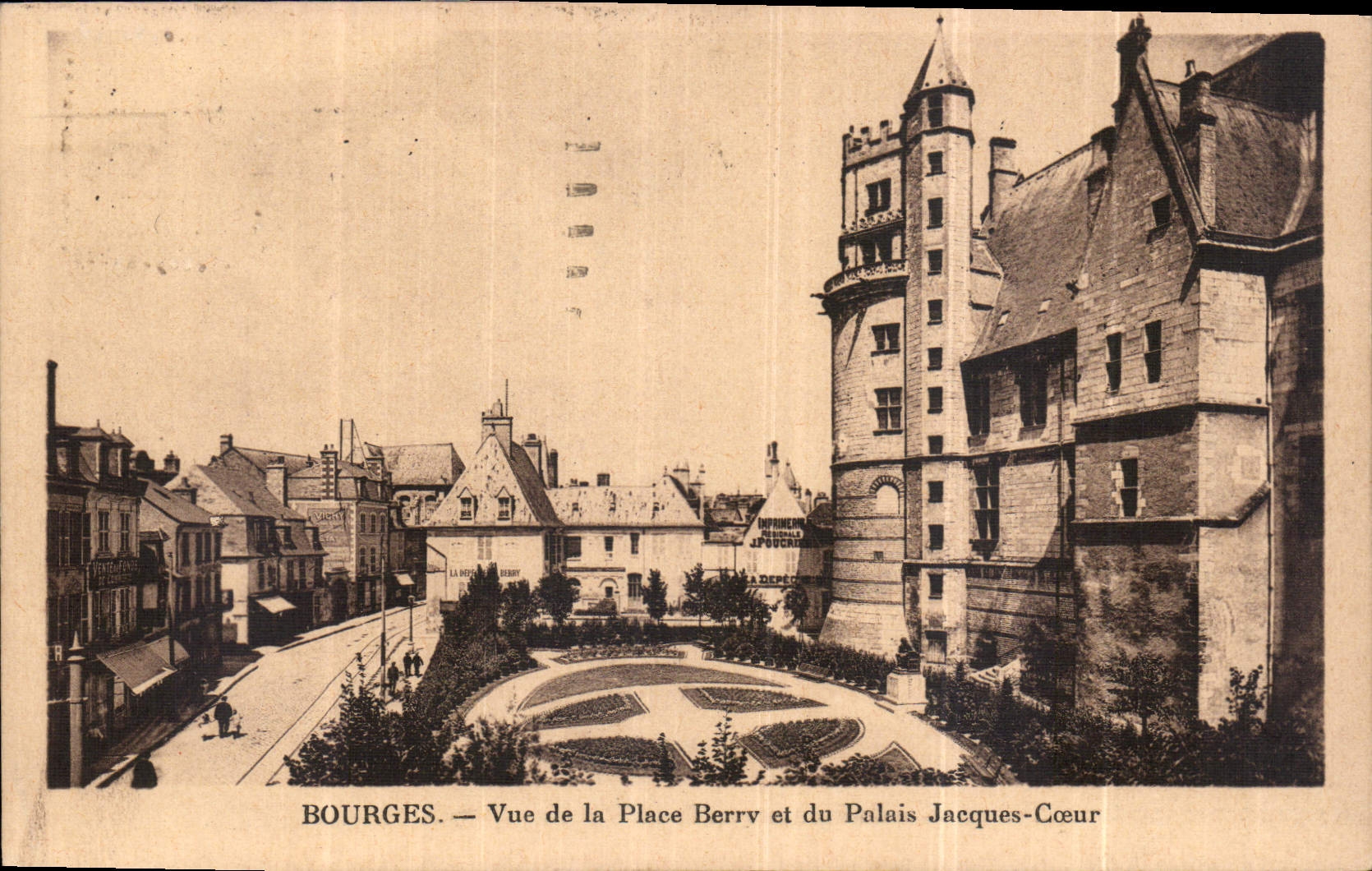 CPA Bourges Vue de la Place Berry et du Palais Jacques Coeur 
