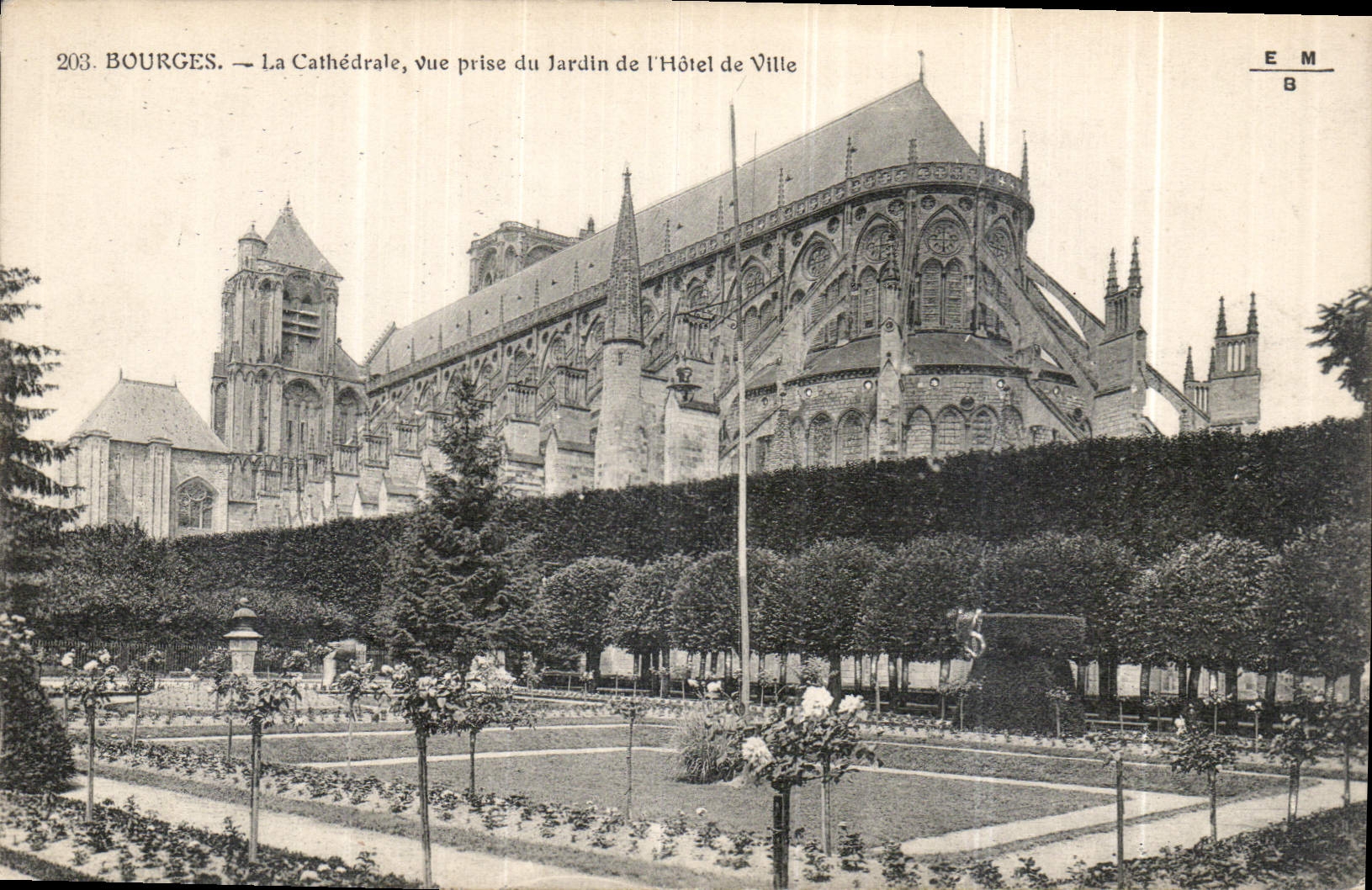 CPA Bourges La Cathedrale Vue prise du Jardin de l'Hotel de Ville 