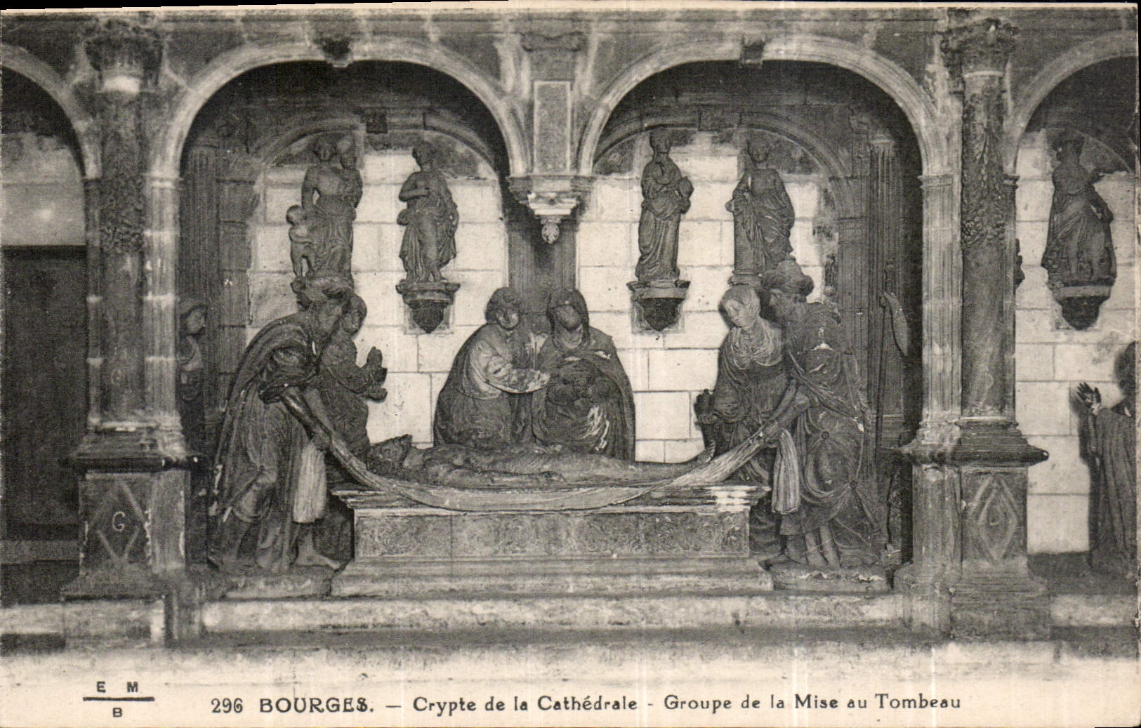 CPA Bourges Crypte de la Cathedrale Groupe de la Mise au Tombeau 