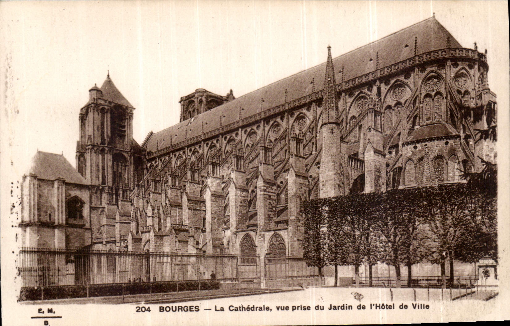 CPA Bourges La Cathedrale vue prise du Jardin de l'Hotel de Ville 