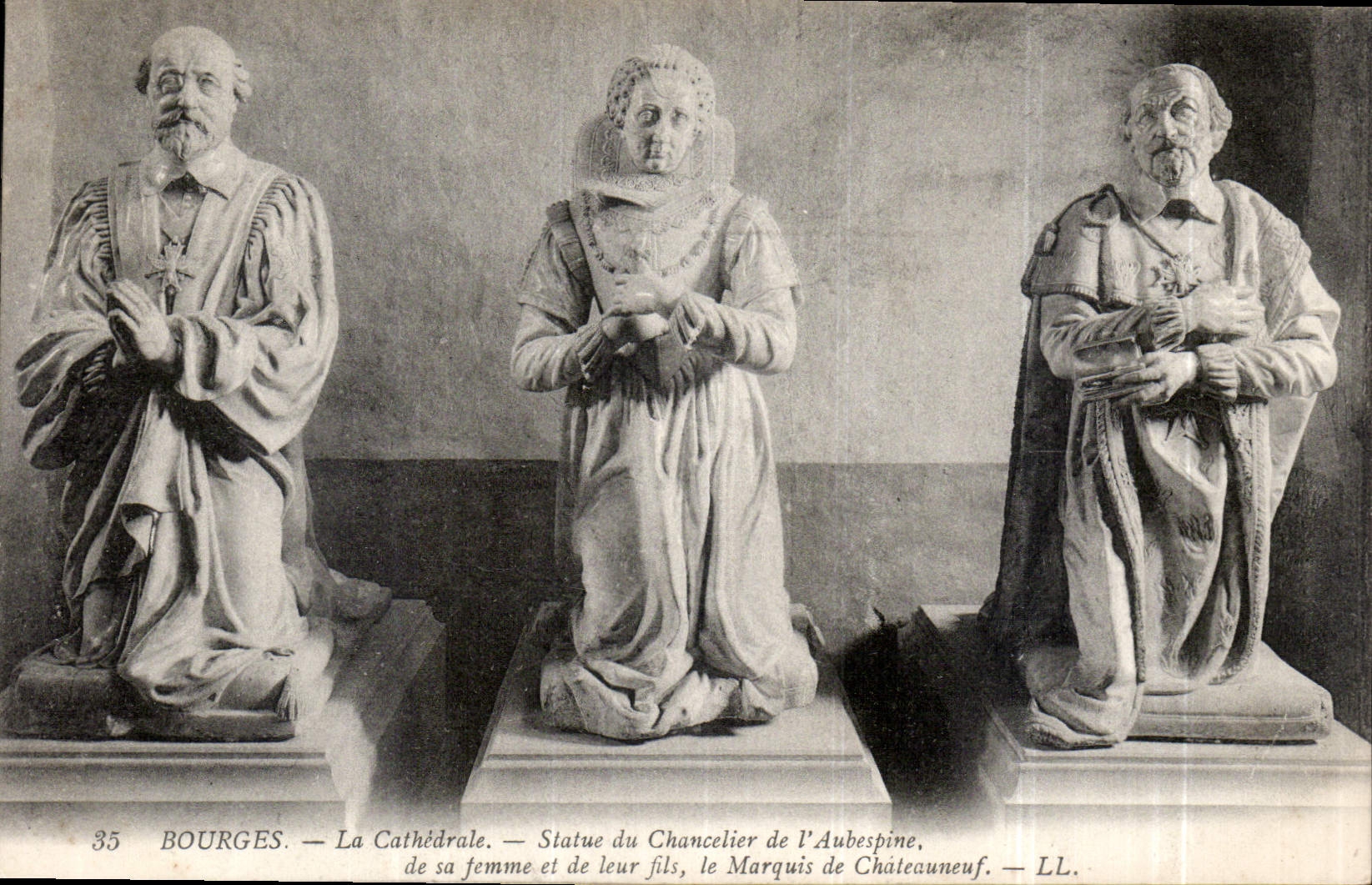 CPA Bourges La Cathedrale Statue du Chancelier de l'Aubepine de sa femme et de leur fils le Marquis 