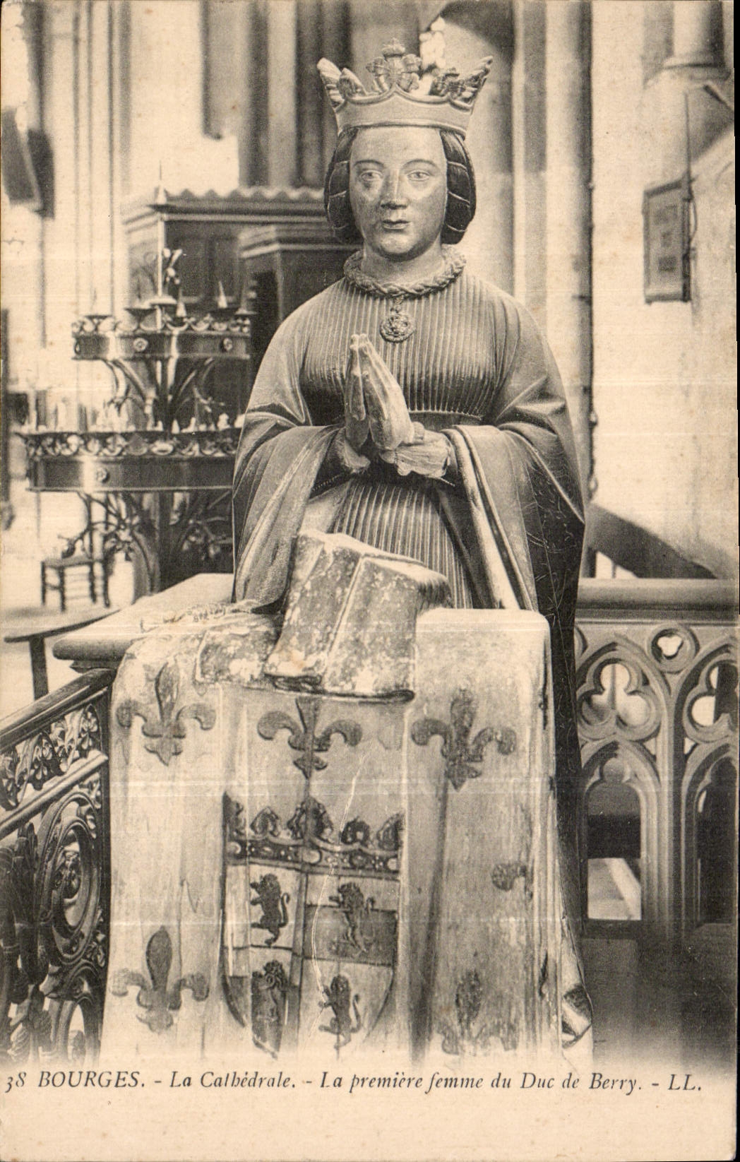 CPA Bourges La Cathedrale La premiere femme du Duc de Berry 