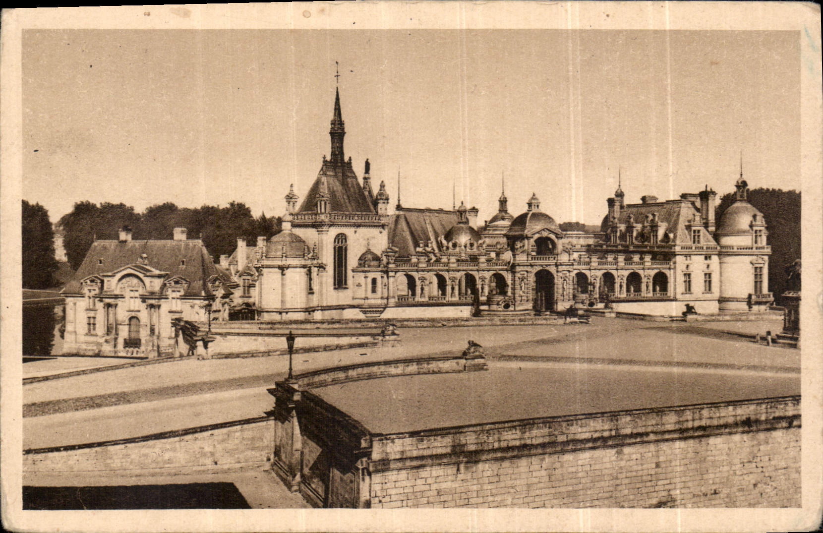 CPA Chateau de Chantilly La Chapelle et la Facade principale 