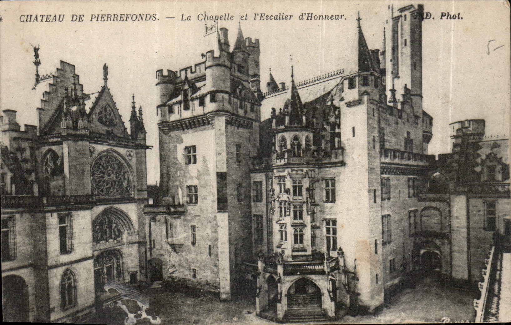 Château de Pierrefonds — La Chapelle et l'Escalier d'Honneur — Phot. R.D.