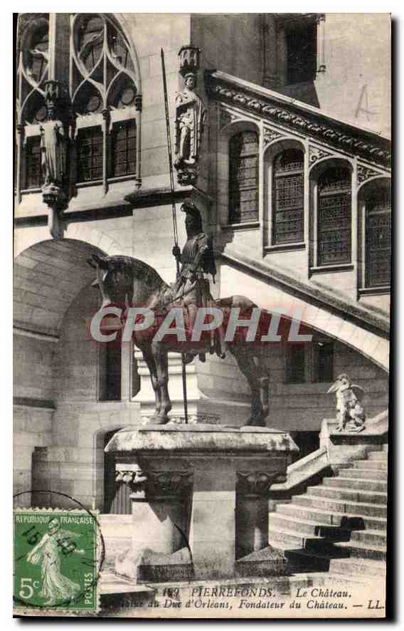 CPA Pierrefonds Le chateau Statue du Duc d'Orleans Fondateur du château