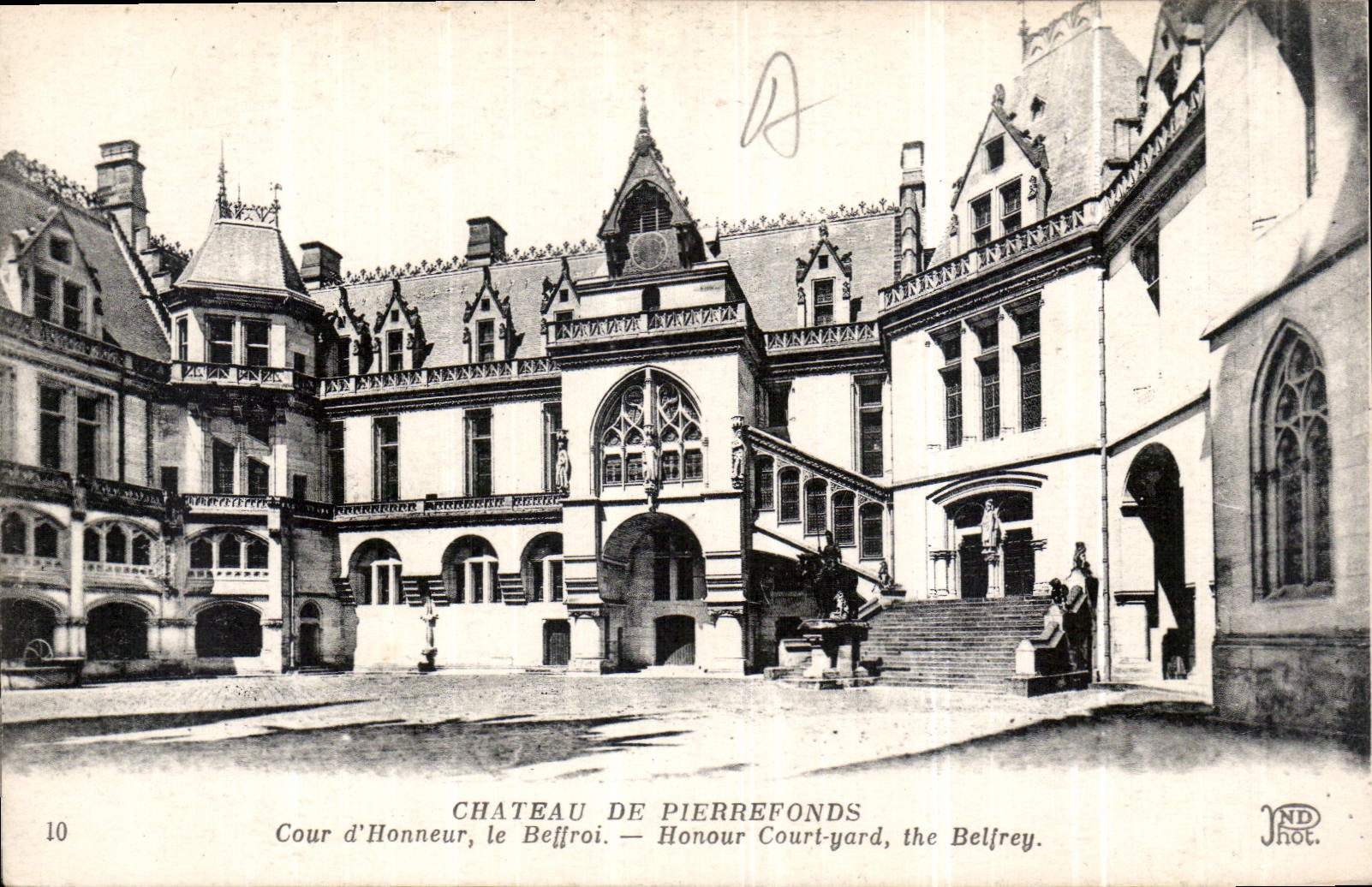 CPA Chateau de Pierrefonds Cour d'Honneur le Beffroi 